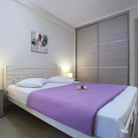 Neapolis Apartment *